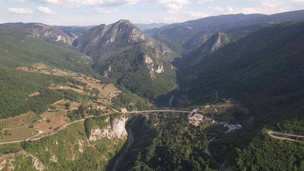 Letecký Pohled Kaňon Řeky Tara Hory Most Djurdzhevich Černá Hora — Stock video