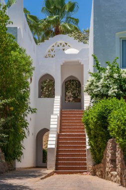 Merdiven detayları ve Mısır 'ın Sharm El Sheikh caddesinde beyaz bir evin duvarı, mimari konsept.