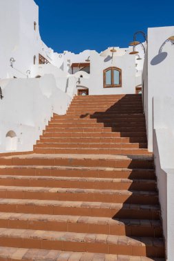 Merdiven detayları ve Mısır 'ın Sharm El Sheikh caddesinde beyaz bir evin duvarı, mimari konsept.