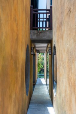 Da Nang, Vietnam 'da her iki tarafında eski sarı duvarlar olan dar bir sokak. Mimarlık ve seyahat konsepti