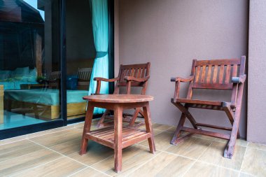 Tahta masa ve sandalyeli balkon tropik bir tatil köyünde, Koh Phangan, Tayland