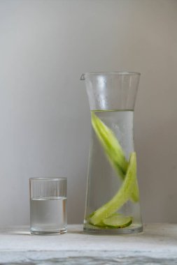 Tayland, tropikal kafe 'de salatalık ve limonlu su beyaz ahşap masa, kapat.