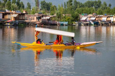 Srinagar, Hindistan - Temmuz 02, 2015: Dal Gölü 'nde yaşam tarzı, Hindistan' ın Srinagar, Jammu ve Kashmir eyaletlerinde küçük bir taşımacılık teknesi olan Shikara 'yı kullanıyor.
