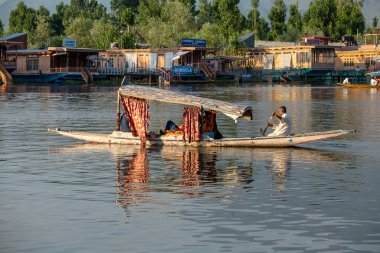 Srinagar, Hindistan - Temmuz 02, 2015: Dal Gölü 'nde yaşam tarzı, Hindistan' ın Srinagar, Jammu ve Kashmir eyaletlerinde küçük bir taşımacılık teknesi olan Shikara 'yı kullanıyor.
