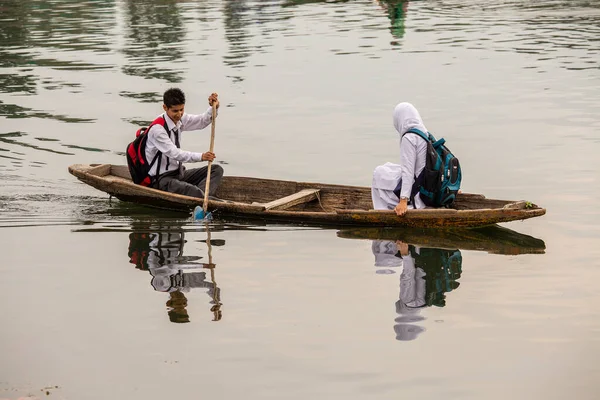 2015年7月2日インド スリナガル州 2015年7月2日 インド スリナガル湖 ジャム カシミール州の湖では 地元の人々が輸送のために小型ボート シカラ を使用しています — ストック写真