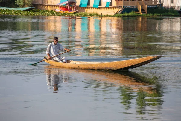2015年7月2日インド スリナガル州 2015年7月2日 インド スリナガル湖 ジャンム湖 カシミール州の交通機関には 地元の人々がシカラという小さなボートを使用しています ボートの上のインディアンの男 — ストック写真