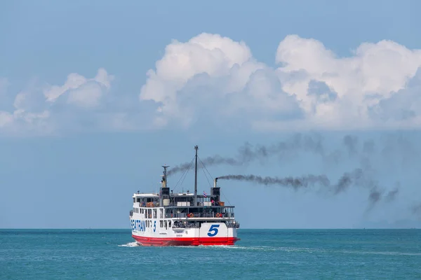 Koh Samui Tailandia Abril 2016 Seatran Ferry Transporta Pasajeros Automóviles — Foto de Stock