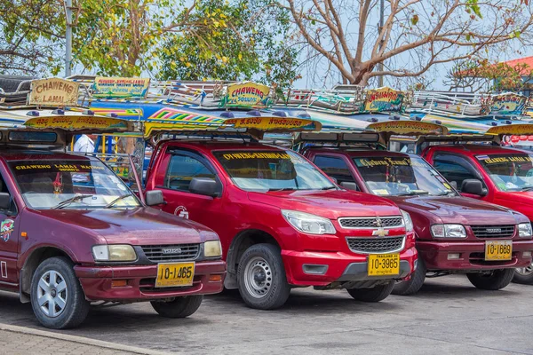 Koh Samui, Tayland - 18 Nisan 2016: Koh Samui 'deki Nathon iskelesinden Songthaew kamyonet. Tayland 'da belirli güzergahları olan şarkılar halka açık taksiler olarak kullanılır..