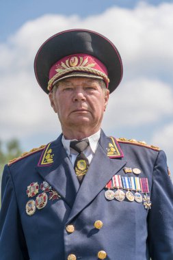 Slavuta, Ukrayna - 01 Ağustos 2021: Ukrayna ordusunun eski generali Ukrayna 'nın Slavuta kentindeki Kolodar Etnik-çevre festivaline katıldı