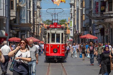 İstanbul, Türkiye - 7 Temmuz 2014: İstanbul, Türkiye 'nin merkezinde bulunan istiklal Bulvarı' nda bulunan Taksim Tüneli Nostalji Tramvayı durağan sokak boyunca yürüyor