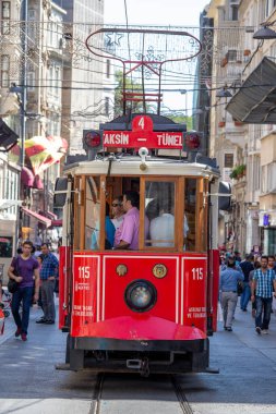 İstanbul, Türkiye - 7 Temmuz 2014: İstanbul, Türkiye 'nin merkezinde bulunan istiklal Bulvarı' nda bulunan Taksim Tüneli Nostalji Tramvayı durağan sokak boyunca yürüyor