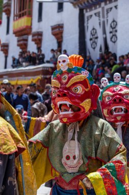Ladakh, Hindistan - 27 Haziran 2015: Cham Hemis Festivali, Kuzey Hindistan 'ın Ladakh şehrinde kötülüğe karşı kazanılan zaferi kutlayan maskeli danstır. Tibetli adam dans ediyor.