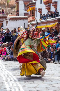 Ladakh, Hindistan - 27 Haziran 2015: Cham Hemis Festivali, Kuzey Hindistan 'ın Ladakh şehrinde kötülüğe karşı kazanılan zaferi kutlayan maskeli danstır. Tibetli adam dans ediyor.