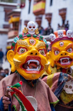 Ladakh, Hindistan - 27 Haziran 2015: Cham Hemis Festivali, Kuzey Hindistan 'ın Ladakh şehrinde kötülüğe karşı kazanılan zaferi kutlayan maskeli danstır. Tibetli adam dans ediyor.