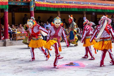 Ladakh, Hindistan - 27 Haziran 2015: Cham Hemis Festivali, Kuzey Hindistan 'ın Ladakh şehrinde kötülüğe karşı kazanılan zaferi kutlayan maskeli danstır. Tibetli adam dans ediyor.