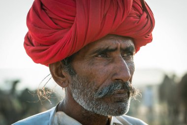 Pushkar, Hindistan - 14 Kasım 2018: Hindistan 'ın kutsal şehri Pushkar, Rajasthan yakınlarındaki Pushkar Camel Mela sırasında çölde yaşayan Hintli adam. Bu fuar dünyanın en büyük deve ticaret fuarı.