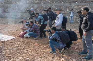 Pushkar, Hindistan - 14 Kasım 2018: Fotoğrafçı Pushkar Camel Mela, Pushkar Deve Fuarı 'nda fotoğraf çekti. Dünyanın dört bir yanından birçok fotoğrafçı bu yıllık kutlamaya gelir..