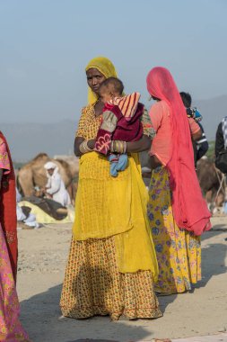 Pushkar, Hindistan - 14 Kasım 2018: Çölde çocuklu Hintli genç kadın Thar zamanında Pushkar Camel Mela kutsal şehir Pushkar, Rajasthan, Hindistan, yakın portre
