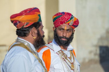 Jaisalmer, Hindistan - 08 Şubat 2017: Geleneksel Rajasthani kıyafeti giyen Hintli erkekler Jaisalmer, Rajasthan, Hindistan 'da Çöl Festivali kapsamında Bay Çöl Yarışmasına katıldılar. Kapat.