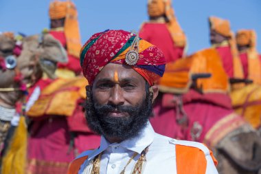 Jaisalmer, Hindistan - 08 Şubat 2017: Geleneksel Rajasthani kıyafeti giyen Hintli adam Jaisalmer, Rajasthan 'da Çöl Festivali' nin bir parçası olarak Bay Çöl Yarışmasına katıldı. Kapat.