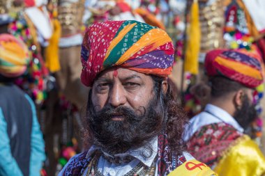 Jaisalmer, Hindistan - 08 Şubat 2017: Geleneksel Rajasthani kıyafeti giyen Hintli adam Jaisalmer, Rajasthan 'da Çöl Festivali' nin bir parçası olarak Bay Çöl Yarışmasına katıldı. Kapat.