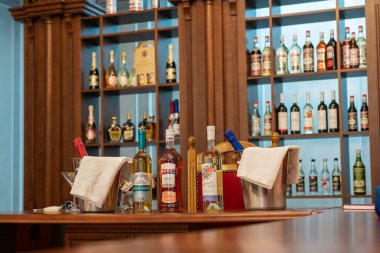 Dubossary, Transnistria, Moldova - 20 Haziran 2021: Dubossary, Transnistria, Moldova 'daki Moldova Şaraphanesi' nin pavyonunda turistler için şarap tatma