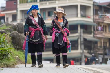 Sapa, Vietnam - Mart 04, 2020: Kuzey Vietnam 'daki Sapa dağ köyünde geleneksel elbiseli iki Etnik Hmong kadını