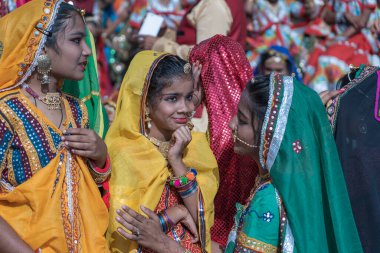 Pushkar, Hindistan - 16 Kasım 2018: Geleneksel Rajasthani kıyafeti giyen Hintli kızlar Pushkar, Rajasthan, Hindistan 'da Çöl Festivali' ne katıldılar