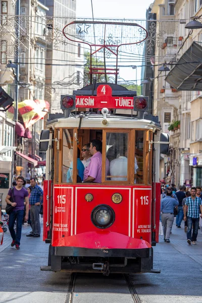 Istanbul Turquie Juillet 2014 Taksim Tunel Nostalgie Tramway Trundles Long — Photo