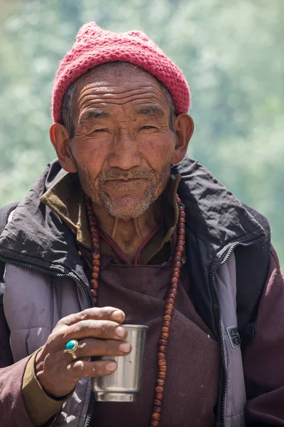 2015年6月27日 印度拉达克 在印度北部拉达克举行的 血族节 西藏佛教老人在杯子里喝茶 — 图库照片