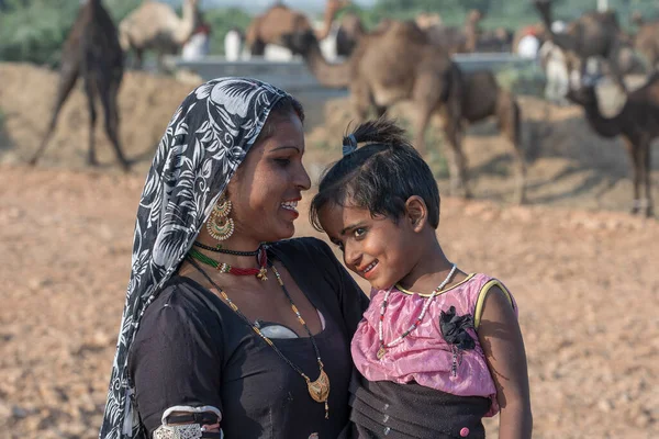 Pushkar Índia Nov 2018 Jovem Indiana Com Criança Deserto Thar — Fotografia de Stock