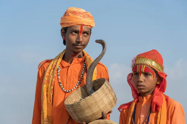 印度普什卡 2018年11月14日 印度拉贾斯坦邦普什卡市附近的塔尔河沙漠中印度教萨德尔人和蛇眼镜蛇 — 图库照片