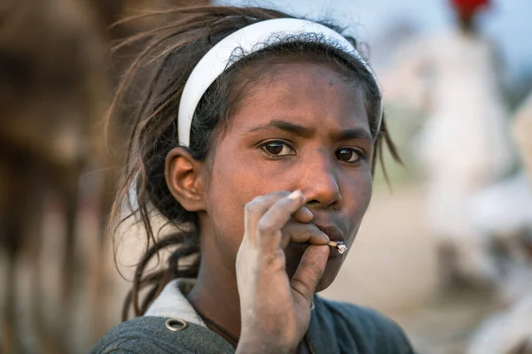 Pushkar Indien Nov 2018 Indisches Junges Mädchen Raucht Zigarette Der — Stockfoto