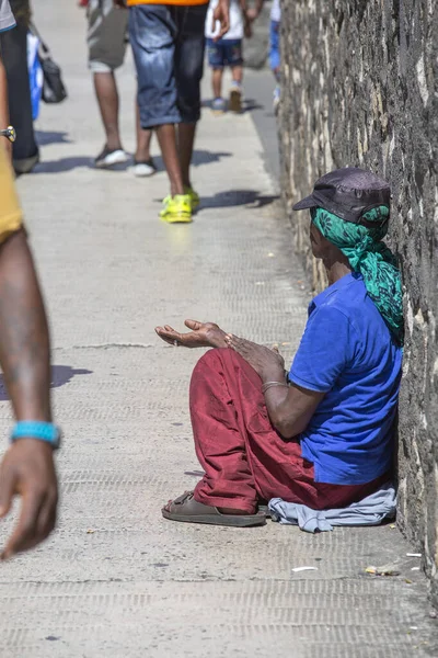 毛里求斯路易港 2017年3月11日 一名身份不明的无家可归者在毛里求斯路易港街头乞讨 — 图库照片
