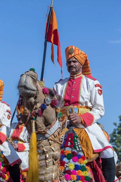 Jaisalmer Índia Fevereiro 2017 Homem Indiano Camelo Vestindo Vestido Tradicional — Fotografia de Stock