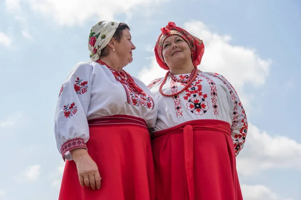 Slavuta Ukraina Sierpień 2021 Dwie Ukraińskie Kobiety Strojach Narodowych Biorą — Zdjęcie stockowe