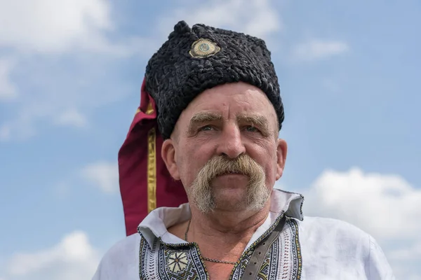 Slawuta Ukraine August 2021 Ukrainischer Alter Mann Nationaltracht Nimmt Ethno — Stockfoto