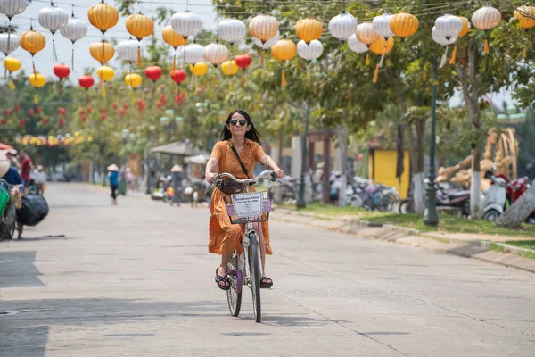 Hoi Vietnam March 2020 European Woman Rides Bicycle Road River — Stock Photo, Image