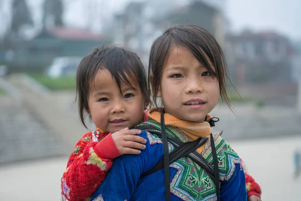 Sapa, Vietnam - Mart 03, 2020: Kuzey Vietnam 'daki Sapa dağ köyünde sokaktaki etnik Hmong çocukları