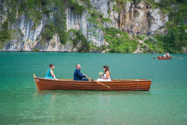Lago Braies Włochy Sierpnia 2021 Ludzie Wiosłują Tradycyjne Łodzie Drewna — Zdjęcie stockowe