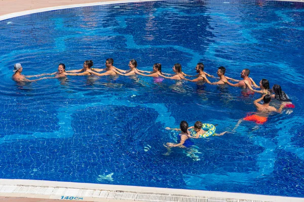 土耳其迪迪姆 2019年9月3日 土耳其迪迪迪姆的度假酒店 人们在海边的游泳池里做有氧运动 游泳和日光浴 度假和娱乐的概念 — 图库照片