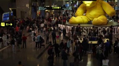 Doha, Katar - Mart, 03, 2022: Katar 'daki Hamad Uluslararası Havalimanı' nda çok sayıda insan içeride yürüyor. Doha havaalanı Katar havayollarının merkez merkezidir..