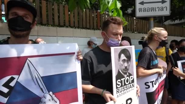 Banguecoque Tailândia Fevereiro 2022 Manifestantes Segurando Bandeiras Bandeiras Ucranianas Protestaram — Vídeo de Stock