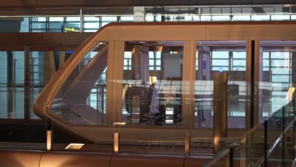 Doha Qatar Marzo 2022 Tren Pasajeros Dentro Del Aeropuerto Internacional — Vídeos de Stock