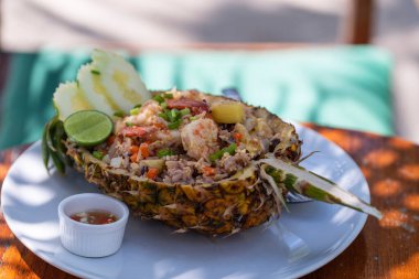 Ananaslı, sebzeli ve karidesli esmer pirinç, yakın plan.