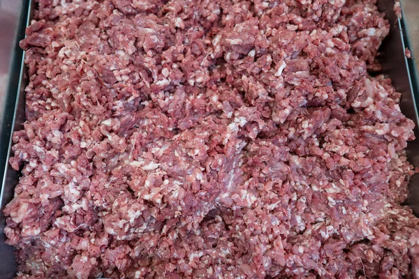 Närbild Färskt Malet Kött Marknaden Thailand Hackat Kött Genom Köttkvarnen — Stockfoto
