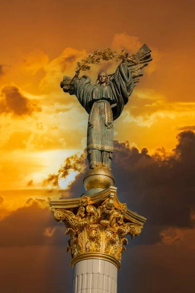Pomnik Niepodległości Złotym Niebie Chmurami Tła Kijowie Ukraina Jest Posąg — Zdjęcie stockowe