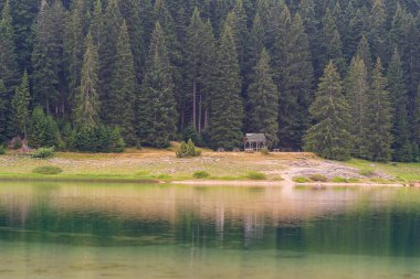 Kara Göl veya Crno Jezero sabah, kuzey Karadağ 'da. Avrupa 'nın Zabljak kenti yakınlarındaki Durmitor milli parkında 1416 metre yükseklikteki Durmitor Dağı' nda bir buzul gölüdür.