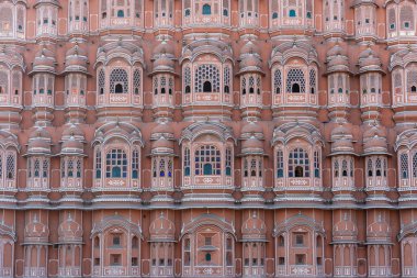 Hawa Mahal duvar manzarası, eski şehir Jaipur 'da pembe rüzgar sarayı, Rajasthan, Hindistan. Hint mimarisinin arka planı, yakın plan.
