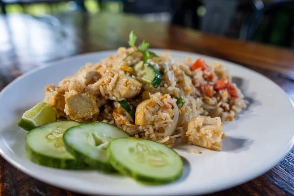 Arroz Frito Con Tofu Verduras Plato Blanco Sobre Una Vieja — Foto de Stock